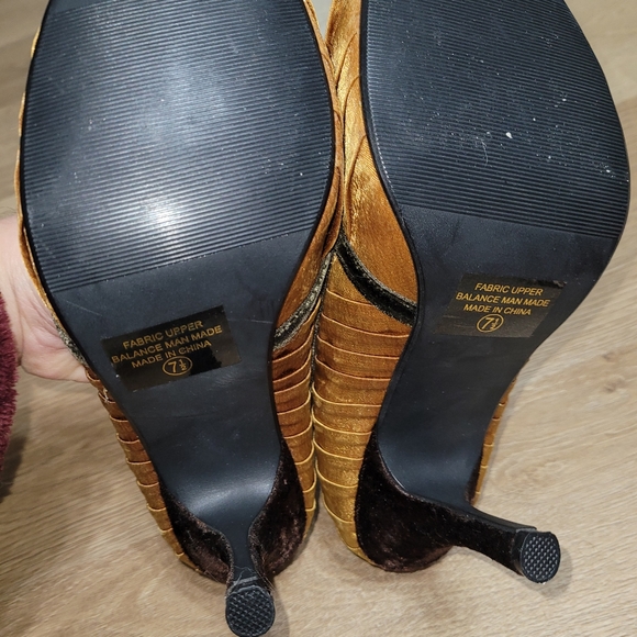 Gold satiny fabric pump - Picture 7 of 7